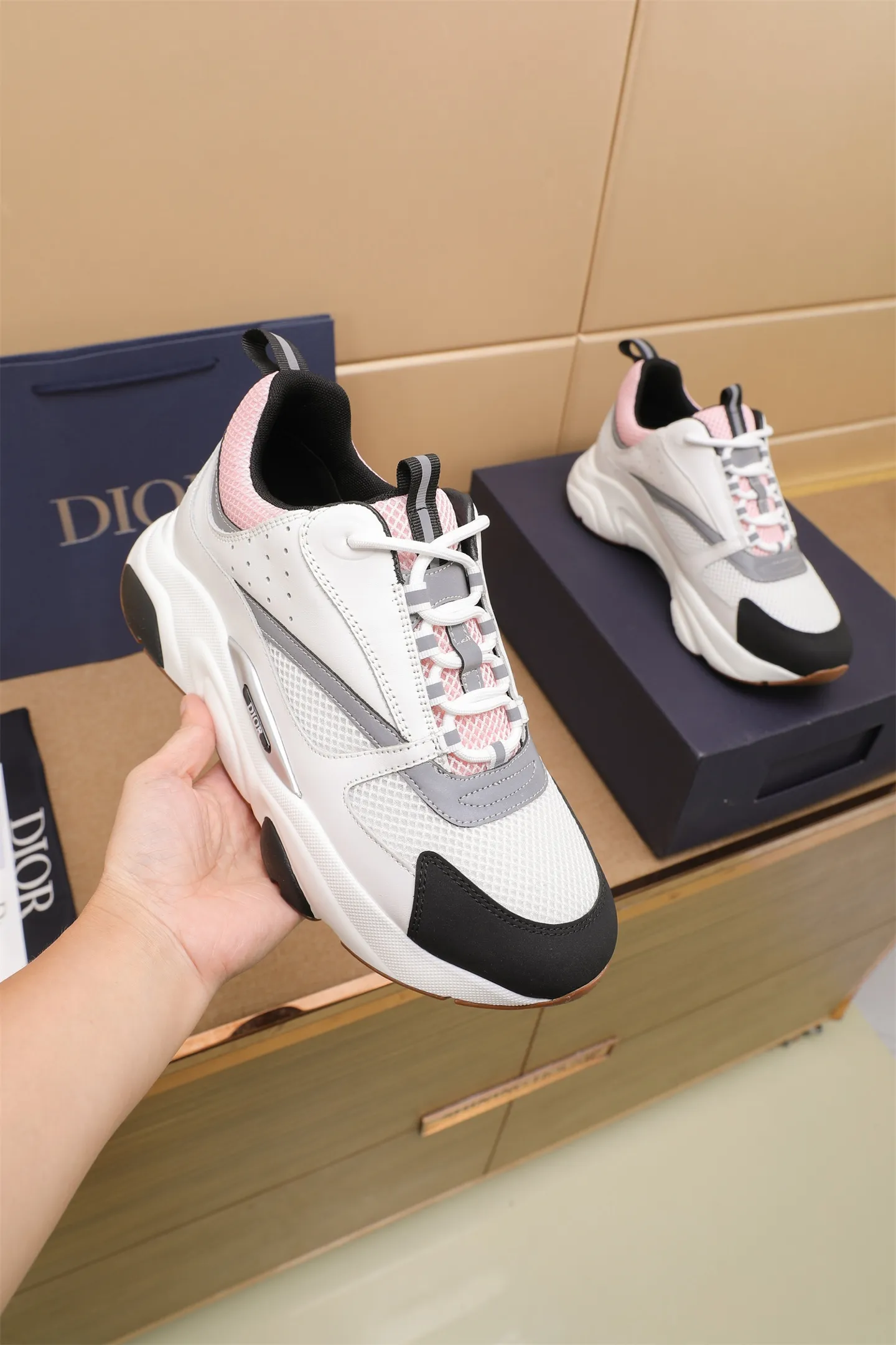 Factory price: 460💰Dior’s top version of D’s b22 men’s sports shoes. Inspired by retro running styles, the chunky low-top silhouette features gray calf leather and blue and white mesh fabric uppers, atop a black, white and blue engraved rubber sole. Nylon ribbon accents the blue mesh tongue and heel counter, and a "dio~" logo appears on the side. Pair it with a suit for a striking contrast and add a sportswear-chic edge to your look. The thick sole can be about 4cm~ Size: 38-45, [46, 47 customized]